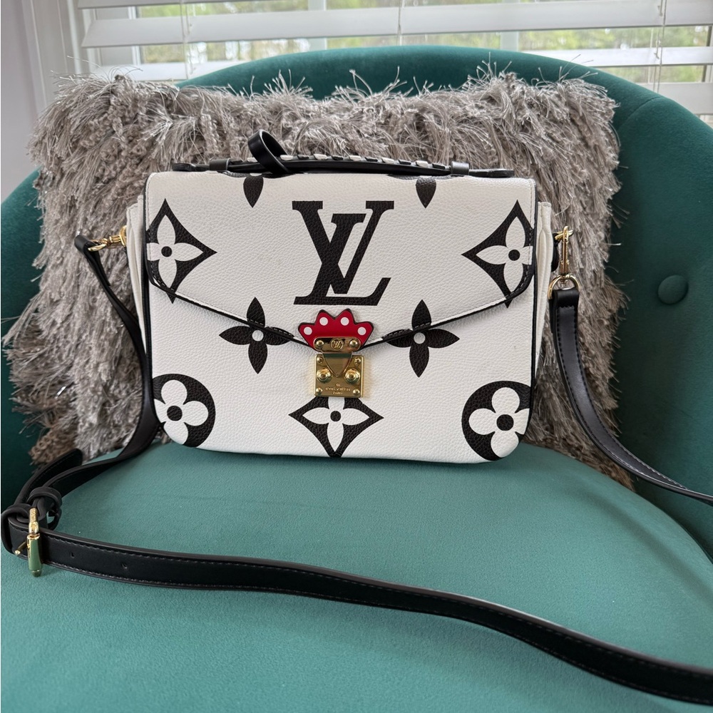 Louis Vuitton White and Black Women's Bag